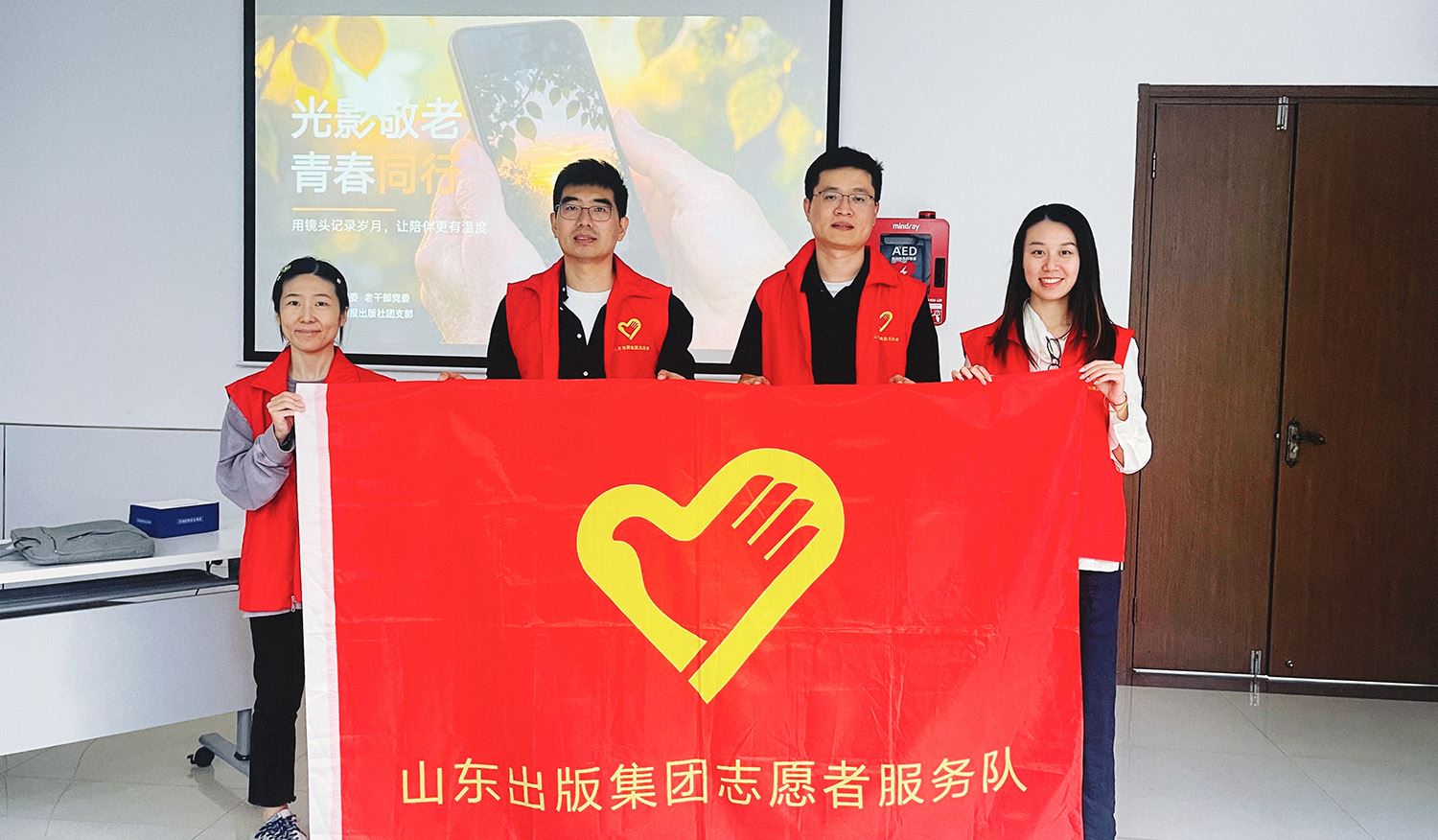 “光影敬老 青春同行” 重阳敬老手机摄影公益课堂举行