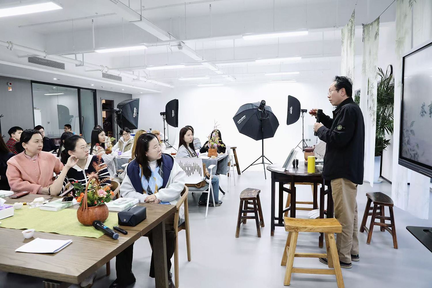 集团“阅见青心”青年读书沙龙在山东画报出版社举办